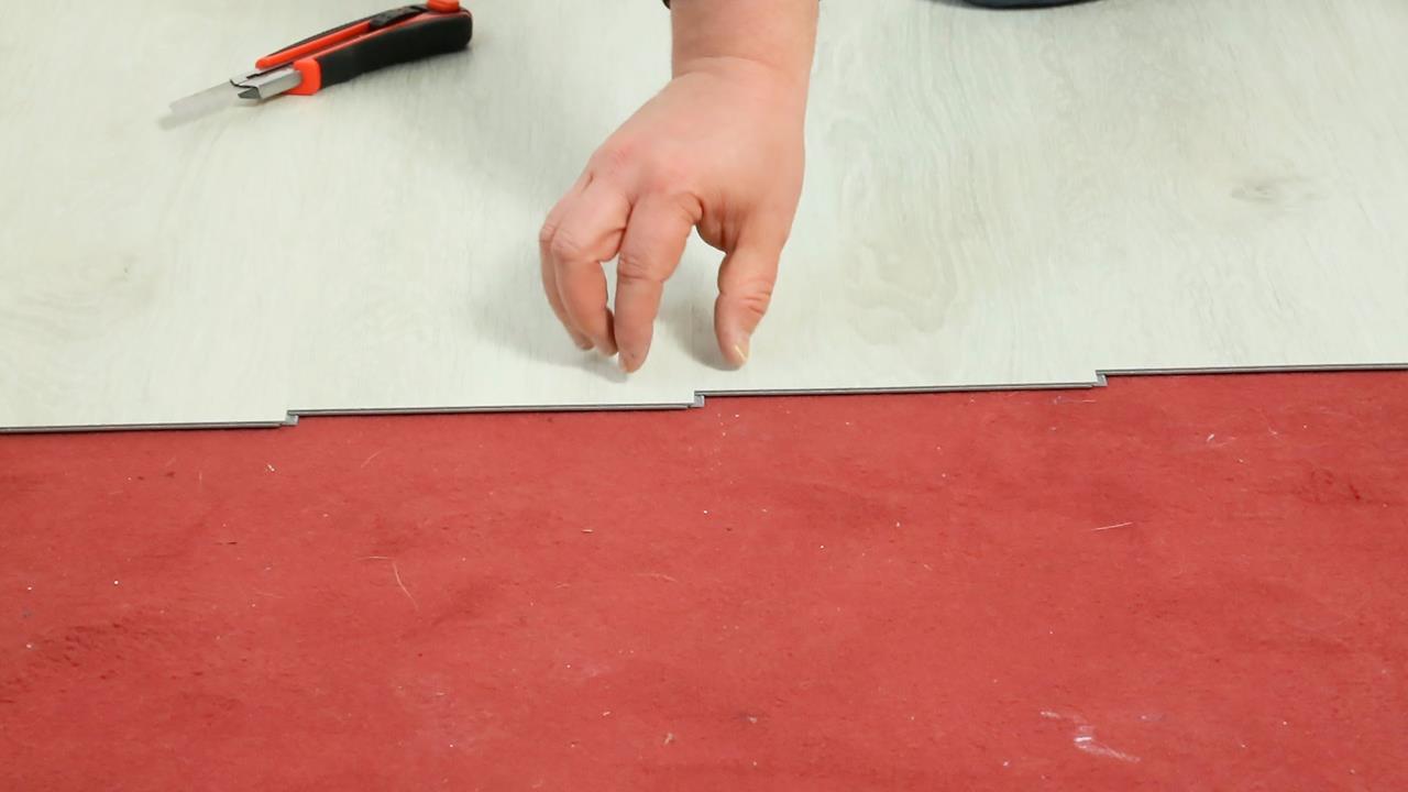 Renovierung steht an. Neuer Boden muss her. Doch was tun mit dem alten Teppichbode? Muss der alte Teppich unbedingt raus oder kann er sogar als Unterlage dienen? Planeo gibt die Antwort!, Hier finden