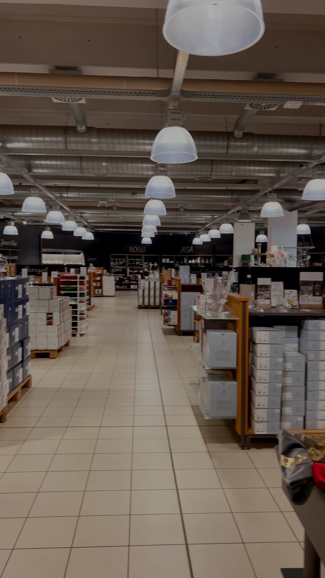 Willkommen in unserem ZWIESEL GLAS Werksverkauf. Wir bieten Ihnen eine vielfältige Auswahl an Produkten, die Ihr Zuhause verschönern und Ihren Alltag erleichtern. Unsere Kristallgläser sind von