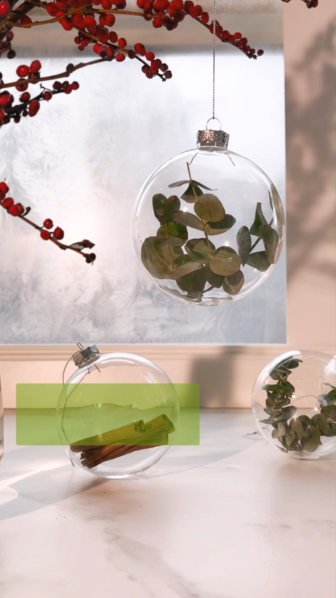 So einfach, so schön.🥰🎄 Für das heutige DIY lassen wir uns von der Natur inspirieren! Du brauchst für diese natürlich befüllten Weihnachtskugeln:⁠, ⁠, - befüllbare Christbaumkugeln aus Glas⁠,