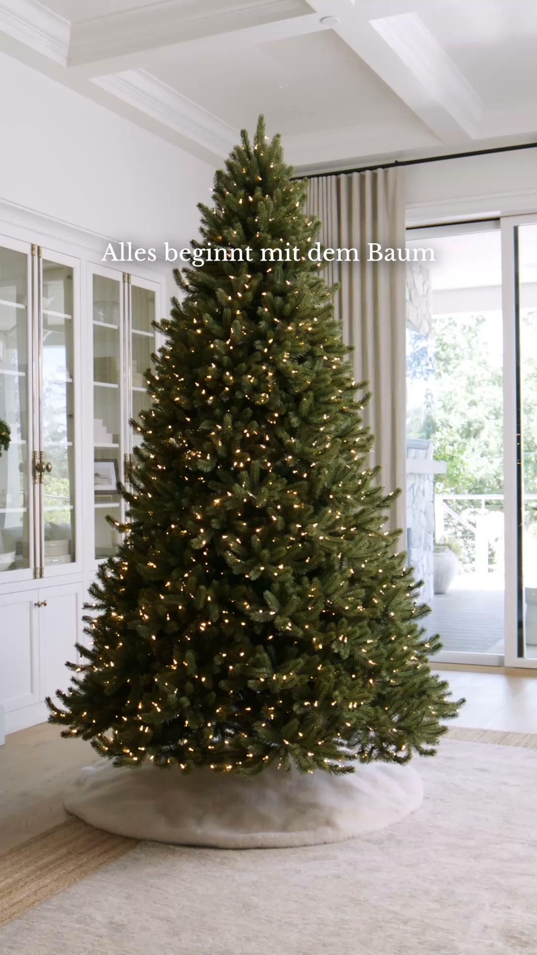 🎄 Zuerst der Baum. Dann die Lichter, der Baumschmuck und all die schönen Momente rundherum. Manche Bäume werden Jahr für Jahr zu einem festen Teil der Weihnachtstradition. Während unseres