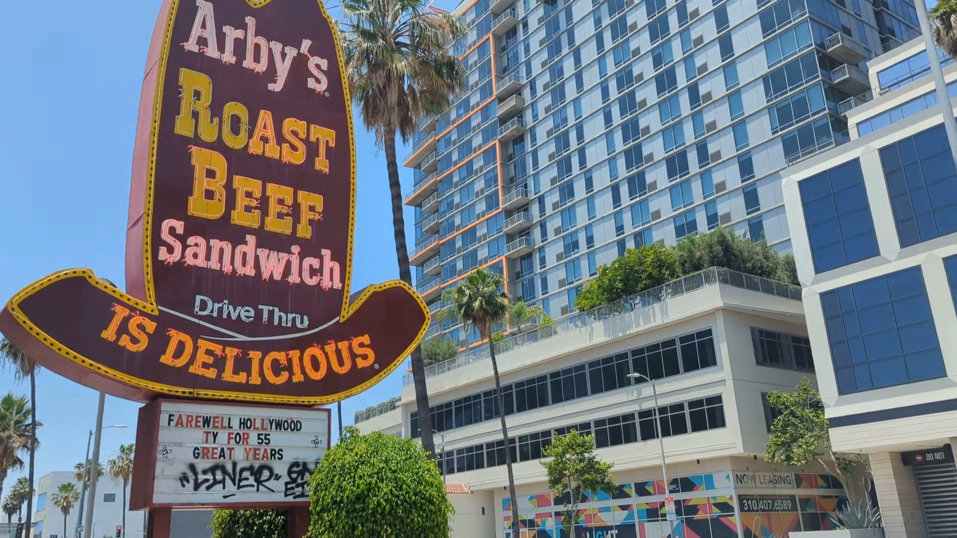USA アービーズ　巨大看板 As the beloved 1969 big hat Arby's sign leaves its Sunset Blvd