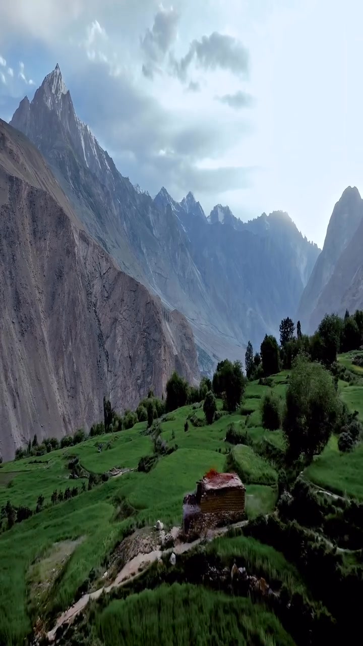 𝗔𝘀𝗸𝗼𝗹𝗶 𝘃𝗶𝗹𝗹𝗮𝗴𝗲 is a remote and iconic settlement in the Shigar Valley ...