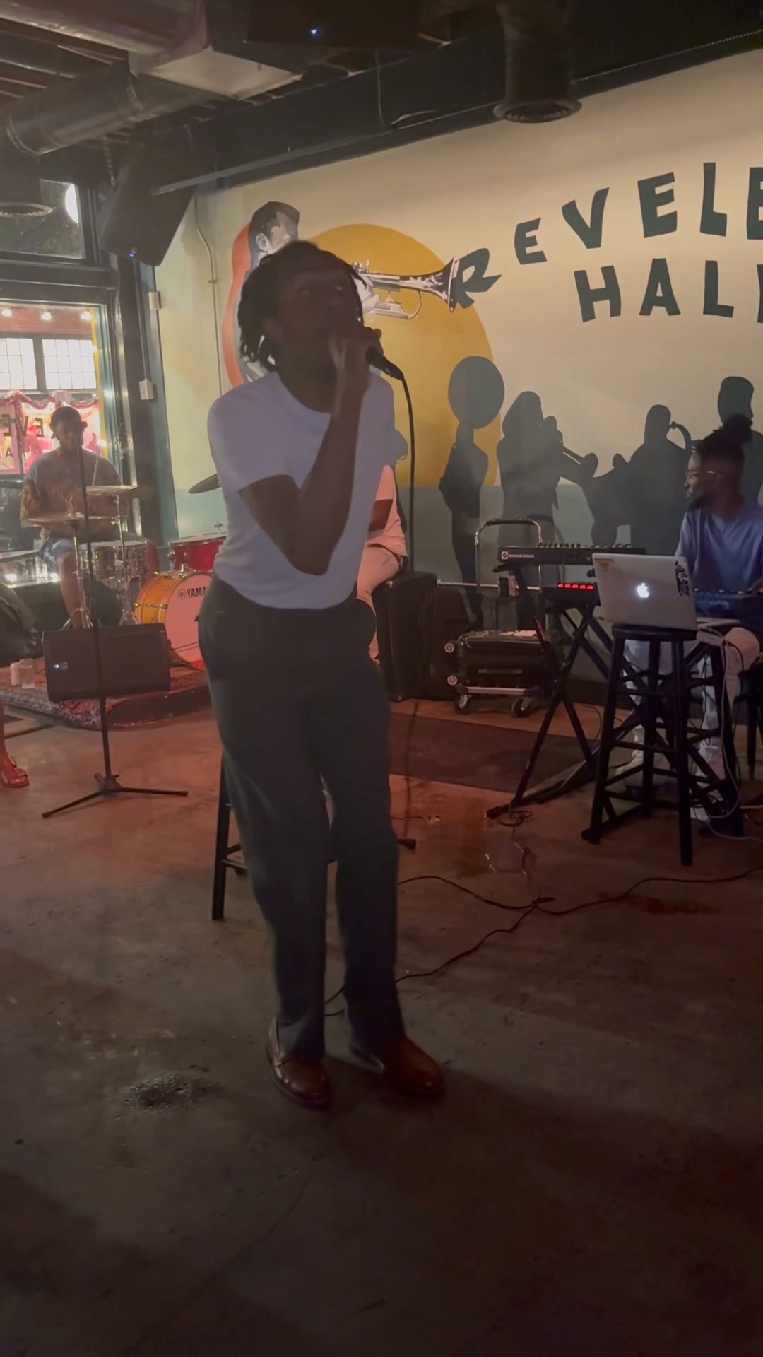 ミュージック 5th year birthday live Listening to the live band and sipping on my Henny and Coke 🙃