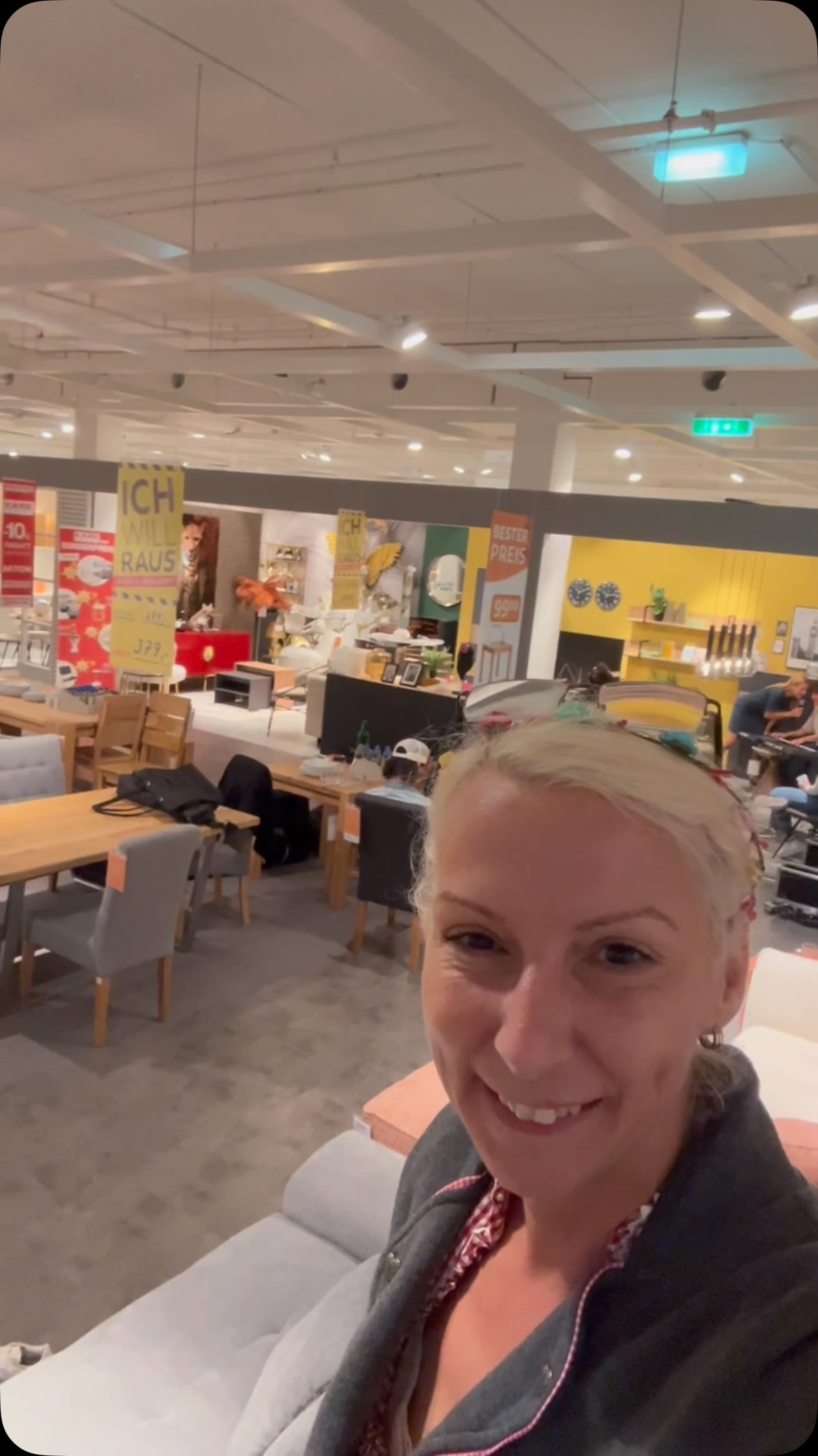 „Ihr glaubt, hier werden nur Möbel verkauft? Wartet mal ab, was hier gerade entsteht … 🍺🥨“. #Pforzheim #karlsruhe #pforzheimevents | Möbelzentrum Pforzheim