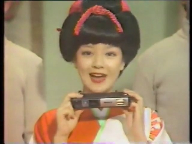 1961年（左）、1962年（右）、歌手の斎藤チヤ子。元々は女優だがギター