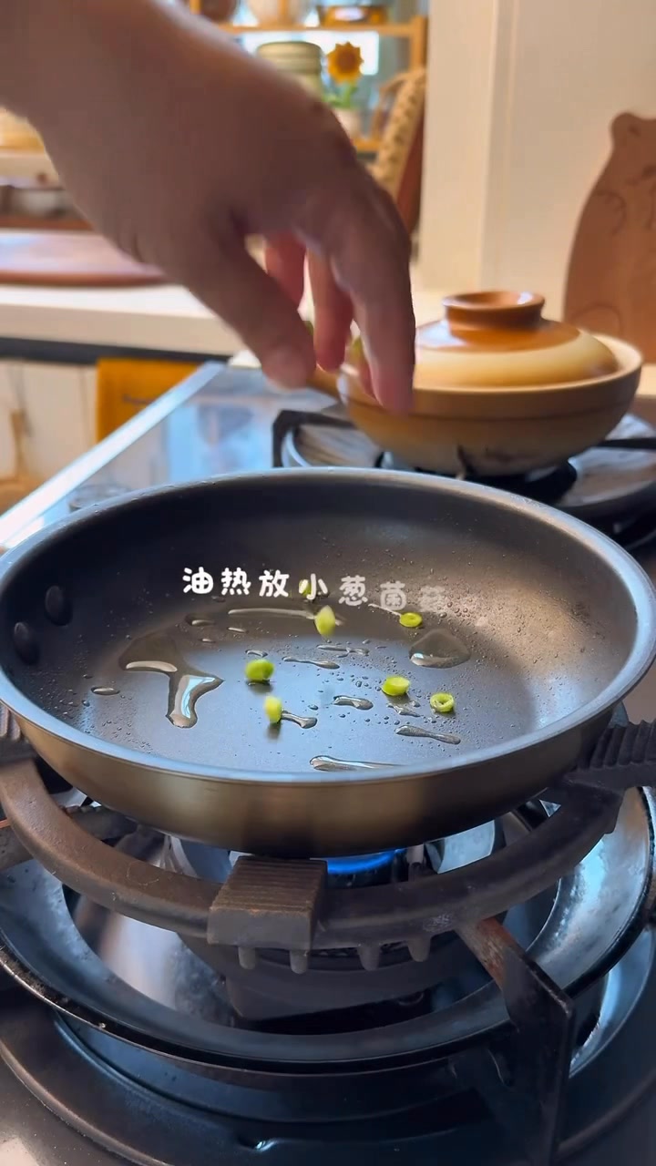 简单又好吃😋 箘菇豆腐抱蛋 软嫩滑口鲜美 #今天晚餐长这样＃懒人食谱＃菌菇＃吃菌的正确打开方式 #拌饭菜 ～小提醒：素食／食齋者可依習慣去除蔥 ...
