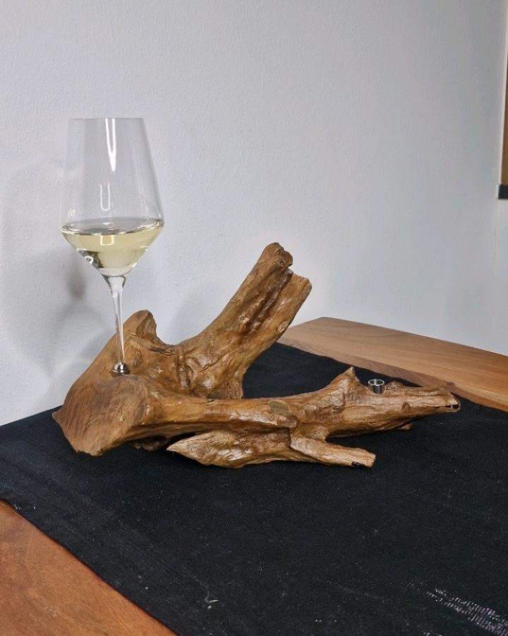 Unsere exklusiven Weingläser mit edlem Naturholzeinsatz vereinen stilvolles Design und Handwerkskunst – für besondere Genussmomente! 🥂 Ob für den Weihnachtsabend, ein Dinner mit Freunden oder als außergewöhnliches Präsent: Dieses Glas ist ein