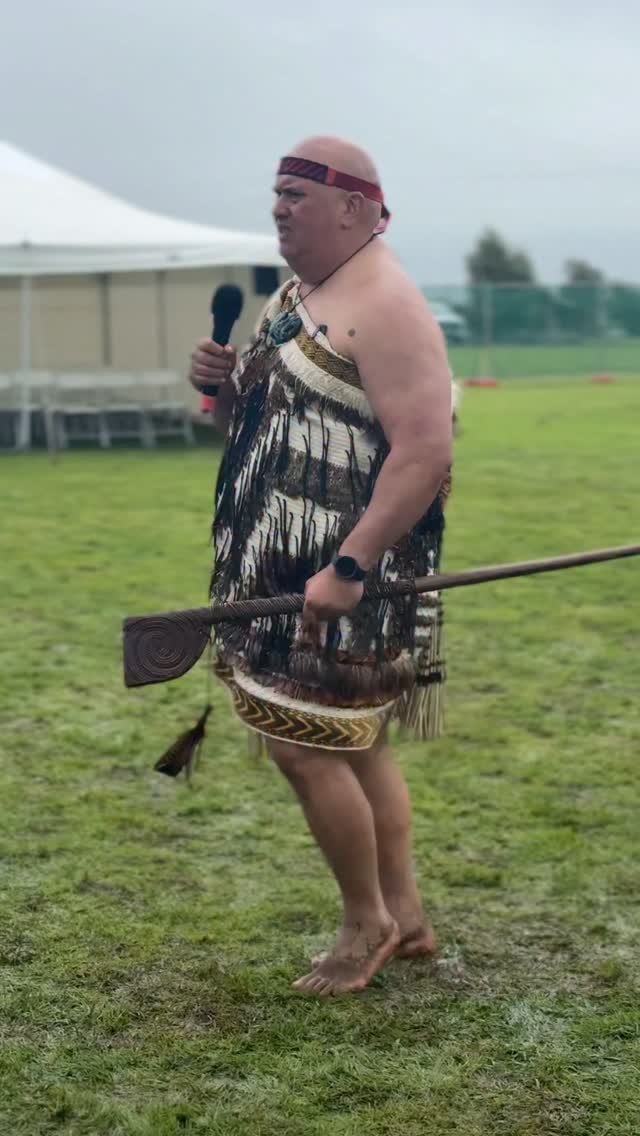 “Mic’d up” me Dr Haturini McGarvey te Pou o Te Akaaka Rauwhero i mua i ...