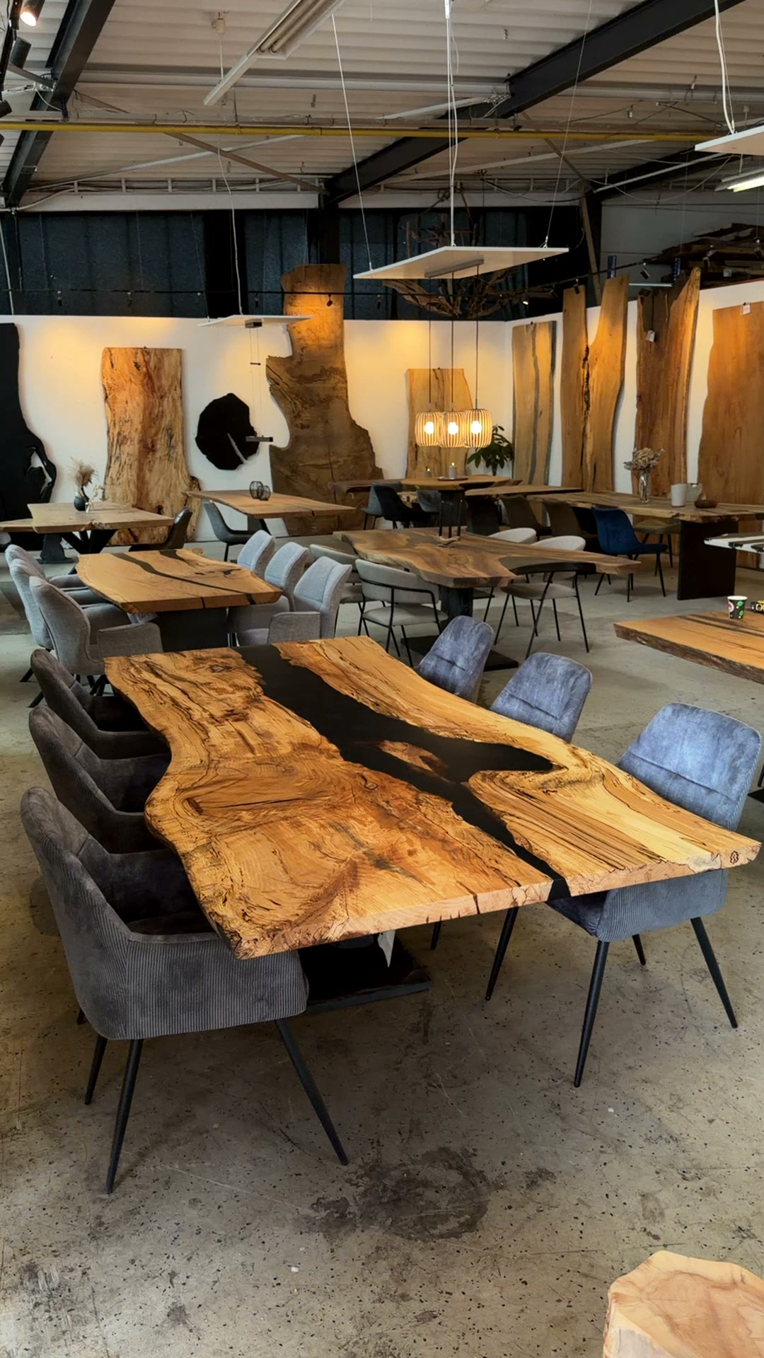 Dieser außergewöhnliche Buchen-Esstisch mit 260×127×100cm entstand aus einem beeindruckenden alten Stamm aus Brabant, Niederlande., Natürlich. Zeitlos. Einzigartig🪵. , Dieses Unikat steht jetzt bei