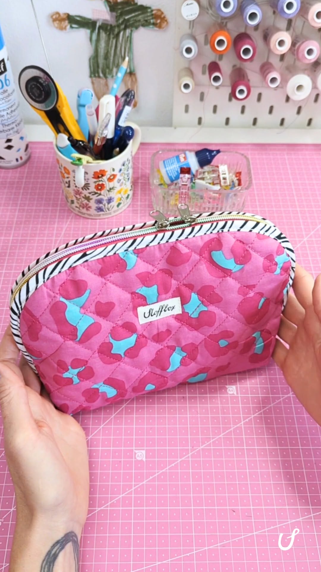 Hier noch ein kurzes Video zu der Kulturtasche die ich genäht habe., Das Schnittmuster für diese süße Tasche könnt ihr euch ganz einfach selbst erstellen. Ich habe einen bereits gesteppten Stoff