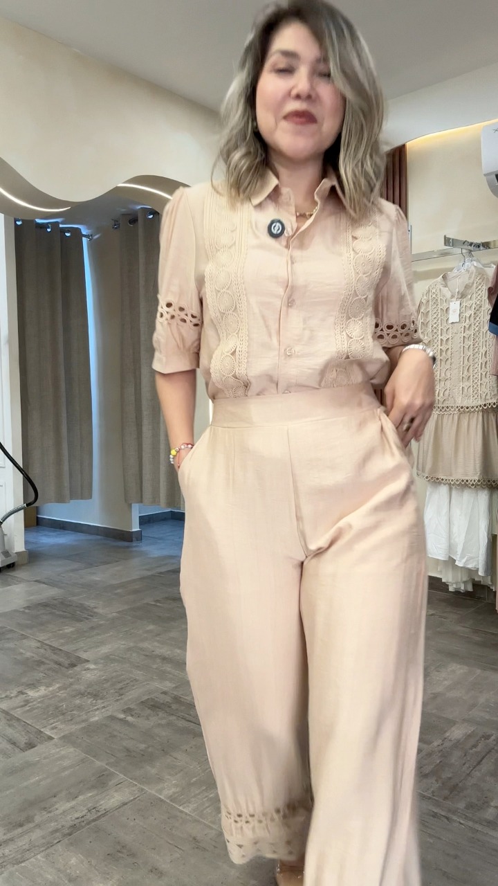Set de pantalón en tono beige espectacular ! Amamos estos conjuntos ...