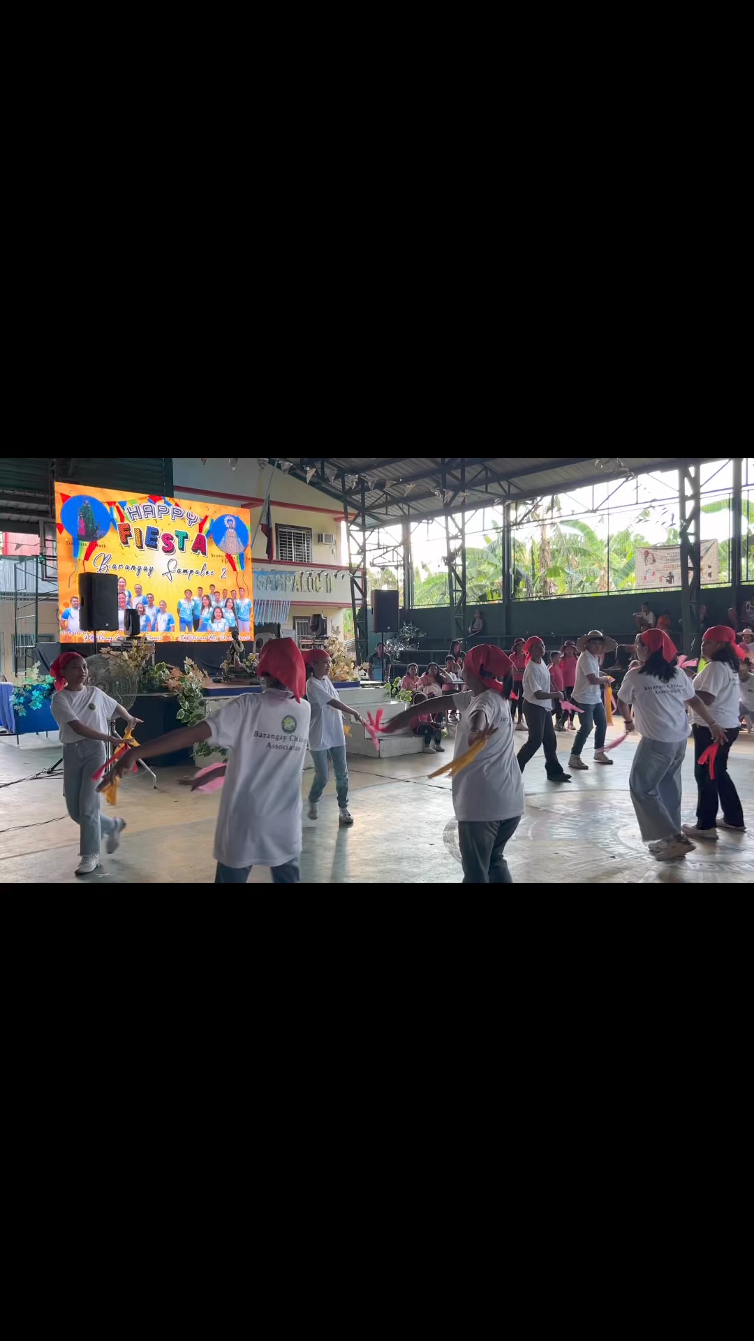 Nagpakitang-gilas sa pagsayaw ng Karakol ang mga miyembro ng Barangay ...