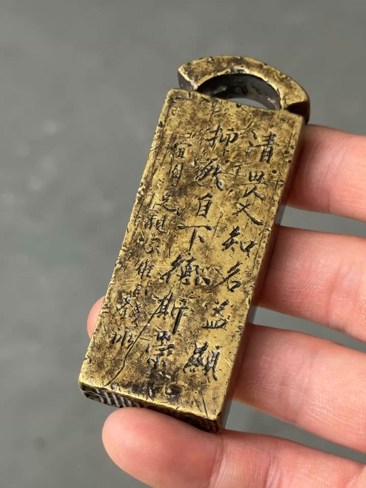 中国古美術・蔵伝工芸・寒鉄彩絵金剛降魔杵・手工錾刻・文房置物・鎮宅辟邪・風水法具 纯铜高浮雕錾刻彩绘描金镇宅辟邪金刚降魔杵法器重1160克高31厘米宽10