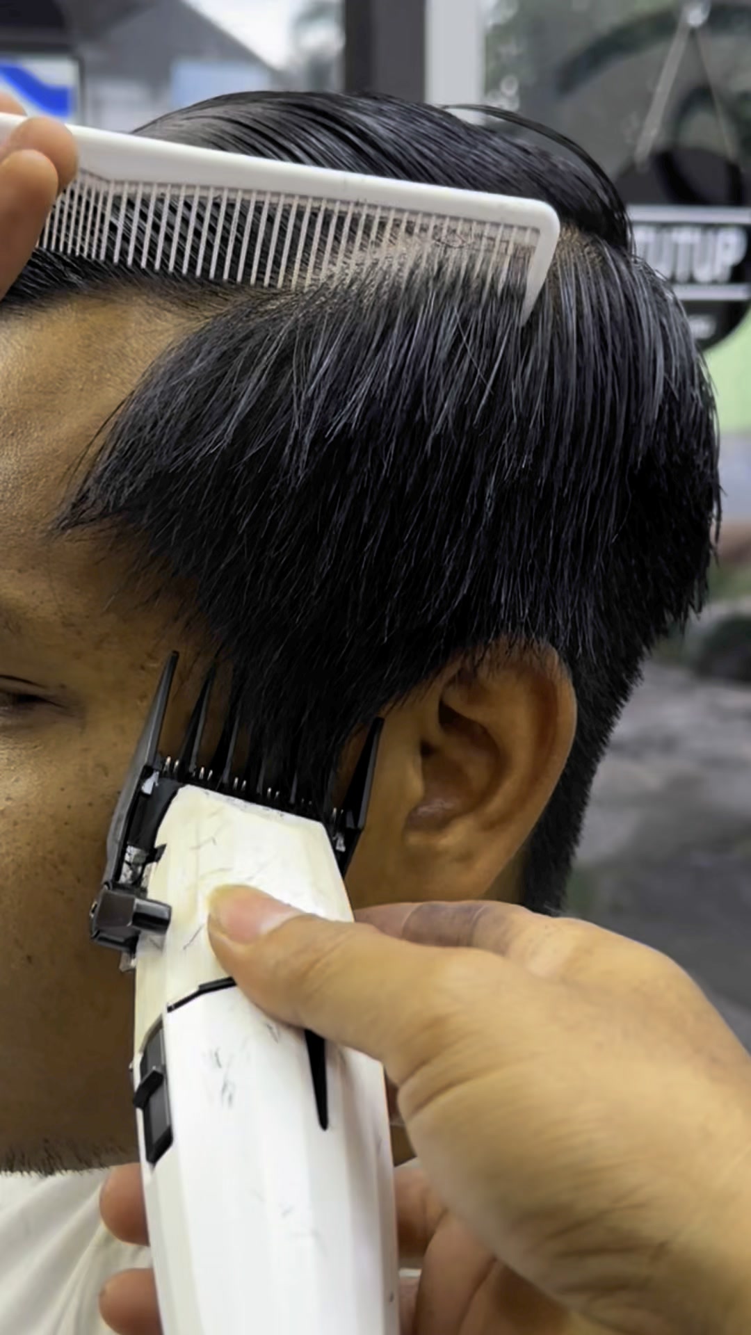 💈How to make a base line using guard 2💈💇🏻‍♂️ #fyp #barber #barbershop # ...