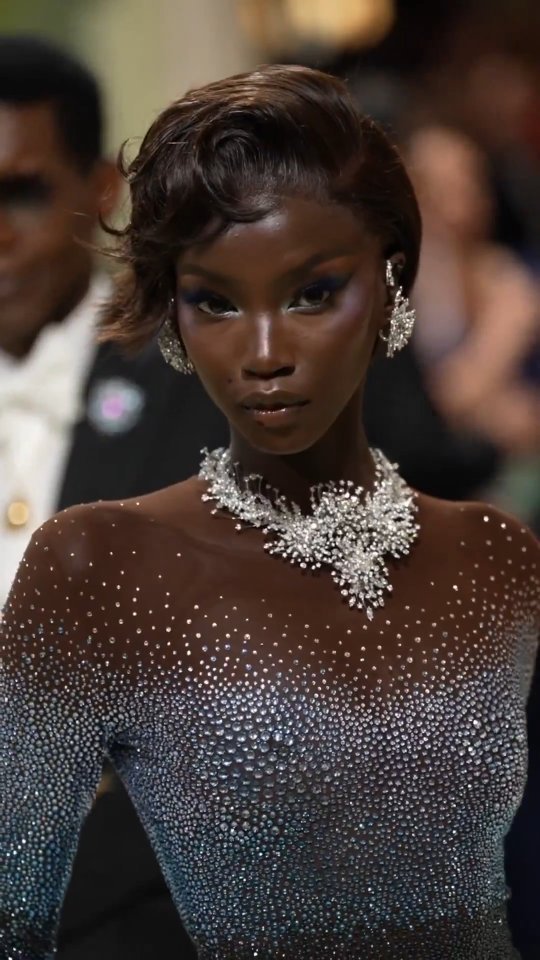 anok yai blue dress became Water in a futuristic tulle catsuit teamed with a high jewelry necklace from the Swarovski Created Diamonds Galaxy Collection. Global Creative Director Giovanna Engelbert embodied Nature in an intricately anok yai crystal dress price