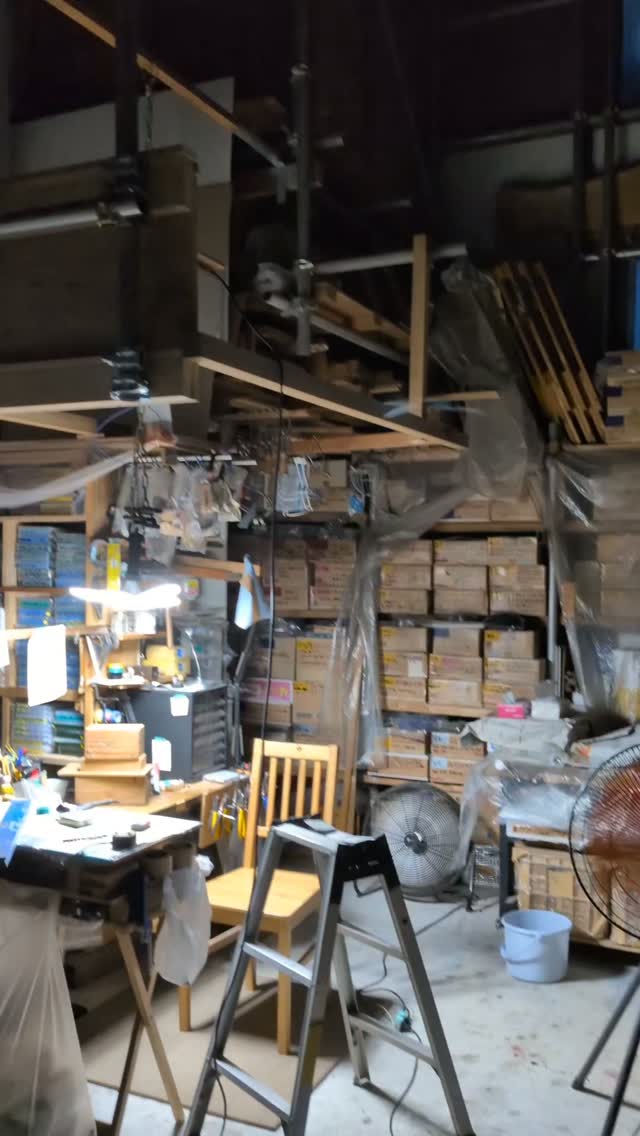 USMハラーの組立実演 】 専用の工具を使って組み立てます。 約50年前