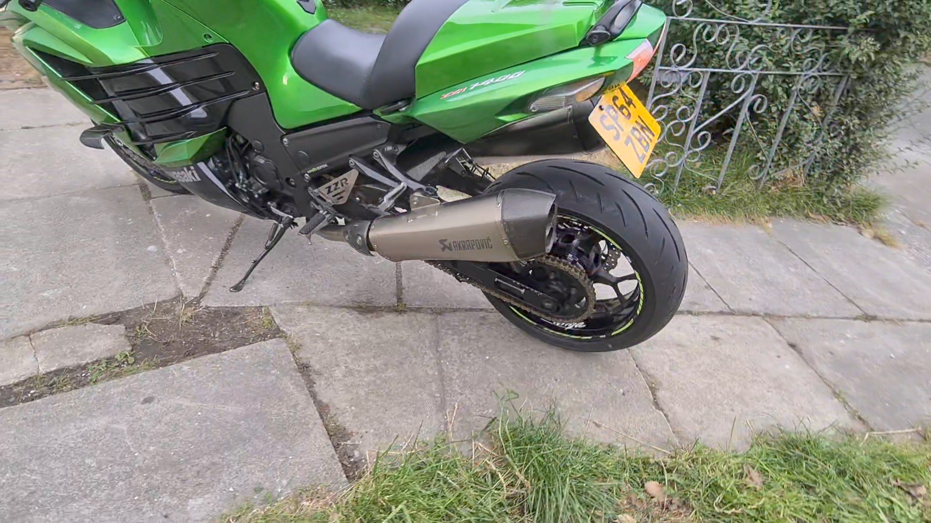 ⚡ THE VELOCITY SOVEREIGN – KAWASAKI ZZR 1400 Bow to the
