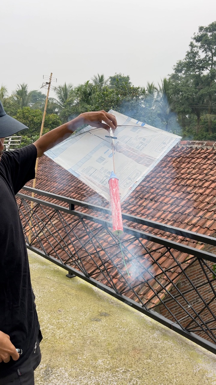 Experimen Menerbangkan layangan Roket 2 #Diy #diyproject #rudal #Roket ...
