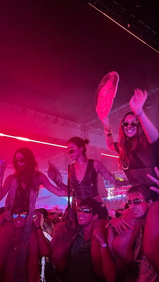 Coming to Barcelona and planning to go out? Don’t let your outfit be the reason you don’t get in , Barcelona clubs can be picky, so here’s your quick dress code guide before you end up outside texting 