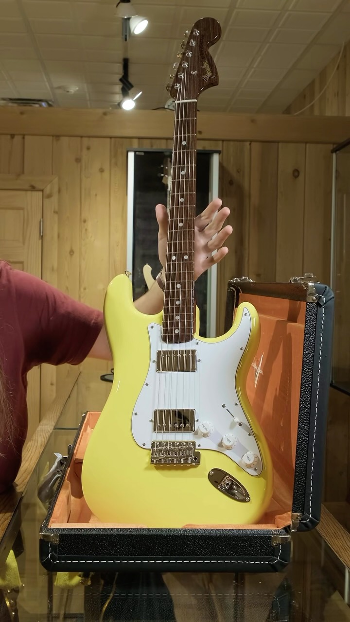 Fender Custom Shop '69 Stratocaster NOS in Graffiti Yellow. 🍌 We