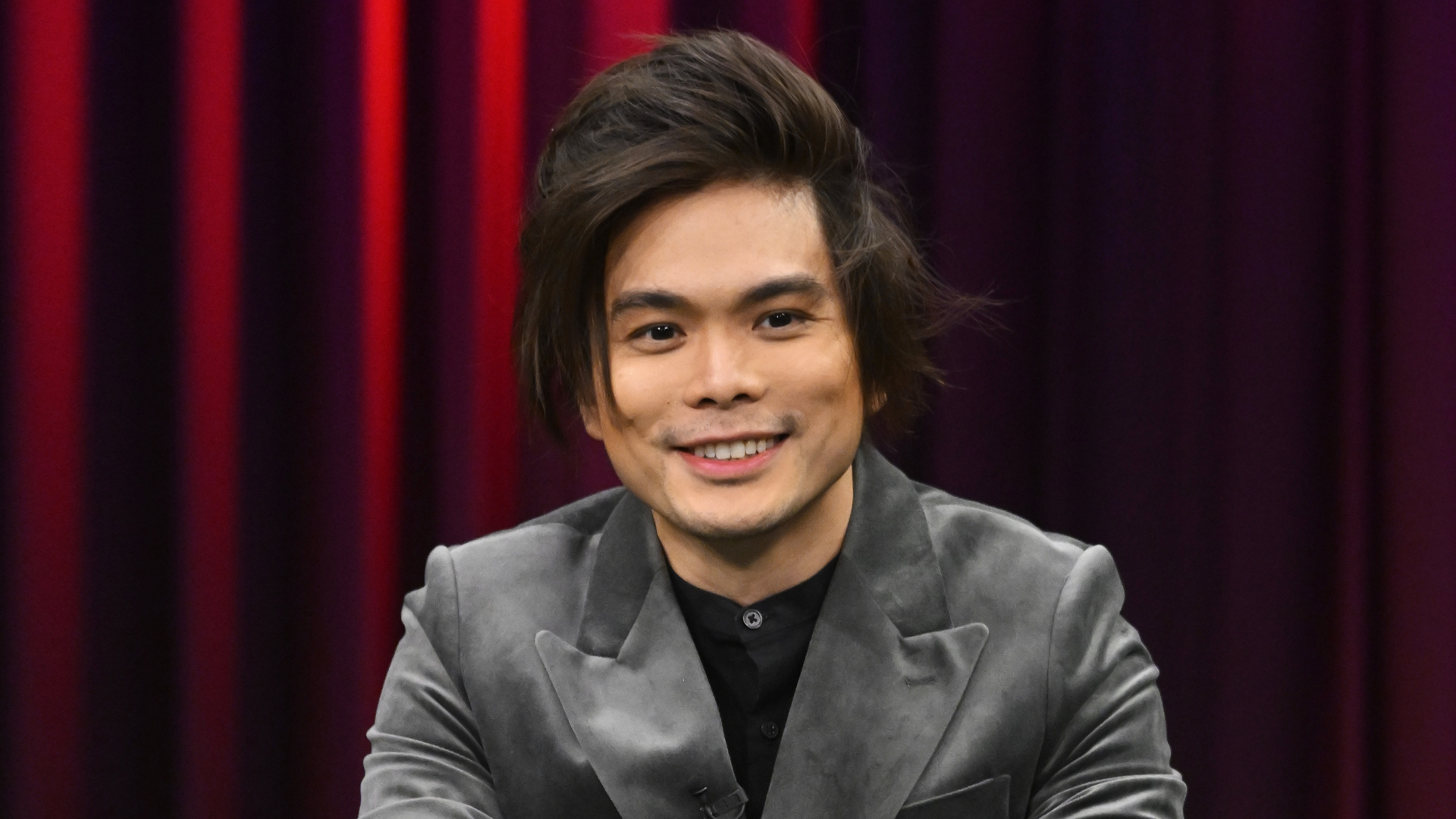 Shin Lim performs a card trick on Jimmy and Questlove! 🃏 | The Tonight ...