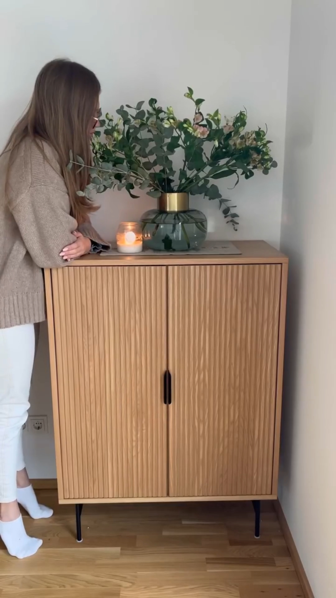 Schnelles Deko-Refresh 🌿🕯️, Keine Zeit für ein neues und aufwendiges Styling? Unser Tipp: Gestalte dir zum Beispiel auf einer hübschen Kommode ein Set-up, das du mit wenigen Handgriffen updat
