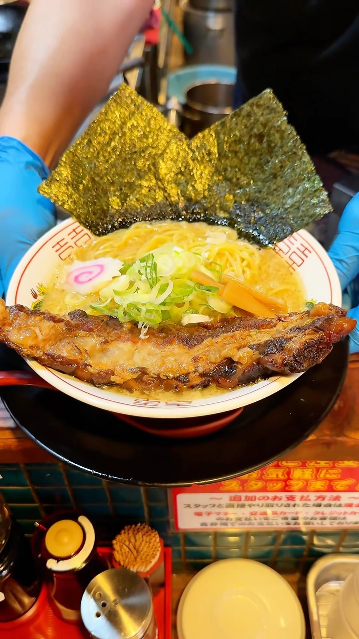 たった17席で月3000万円売る行列ラーメン店のドデカ肉 【花丸軒