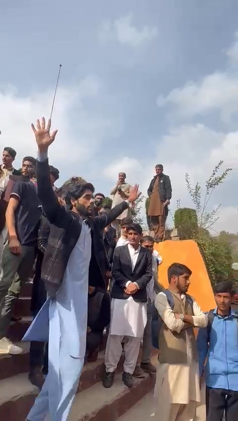 جنید جاوید نے چٹے کپڑے پہنے ہوئے ہیں اس لیے نہیں بیٹھ رہا 🤣 Junaid ...
