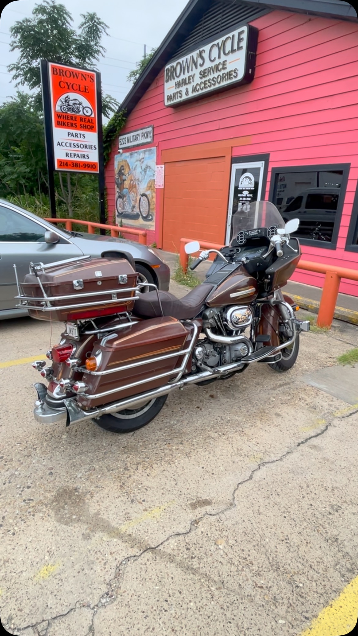 King of the dang road out here! This 1980 Road Glide predecessor