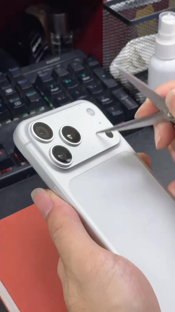 📸 Camera iPhone 17 Pro / Pro Max cực dễ xước – chỉ cần vết nhỏ thôi ...