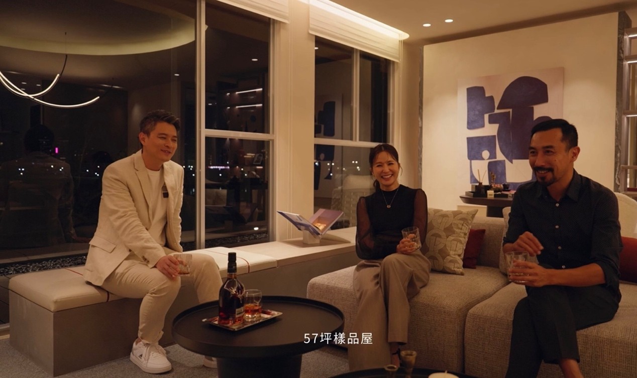 【水岸生活跨界分享】 大多數人的羨慕，是你擁有的日常 客廳全景落地窗，邊間三面引光 延伸水岸陽台開朗視野 奢華主臥．獨立觀景台設計 輕盈沐浴 ...