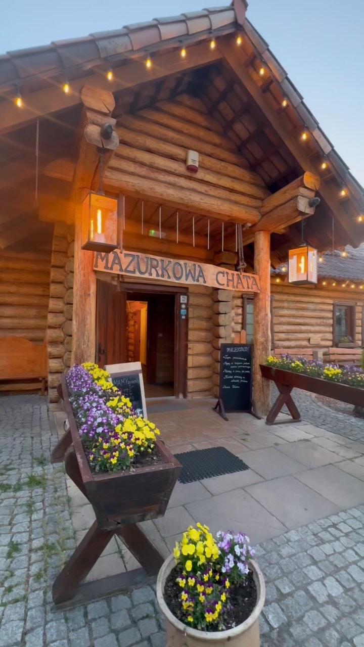 Mazurkowa Chata - Jakoś tak pusto na naszym parkingu... nawet kot ...