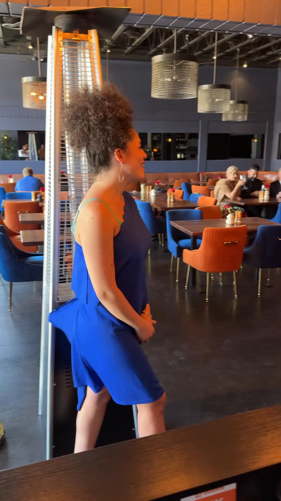 Waiter's Quick Thinking Saves the Day! What would you do if your dress ...