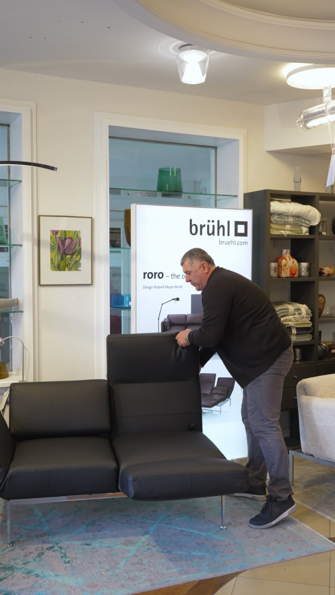 Heute präsentieren wir Ihnen ein echtes Highlight aus unserem Sortiment: das Multifunktionssofa roro von brühl., Mit wenigen Handgriffen verwandelt es sich von einem eleganten Sofa in eine großzügige