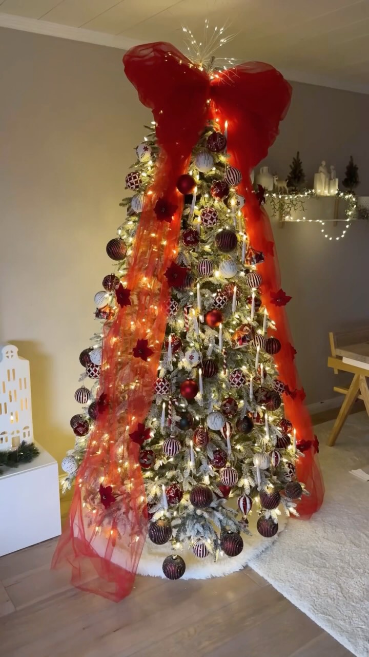 Die liebe @gozdee81 zeigt uns ihren wunderschönen Weihnachtsbaum in funkelnden Rot- und Weißtönen