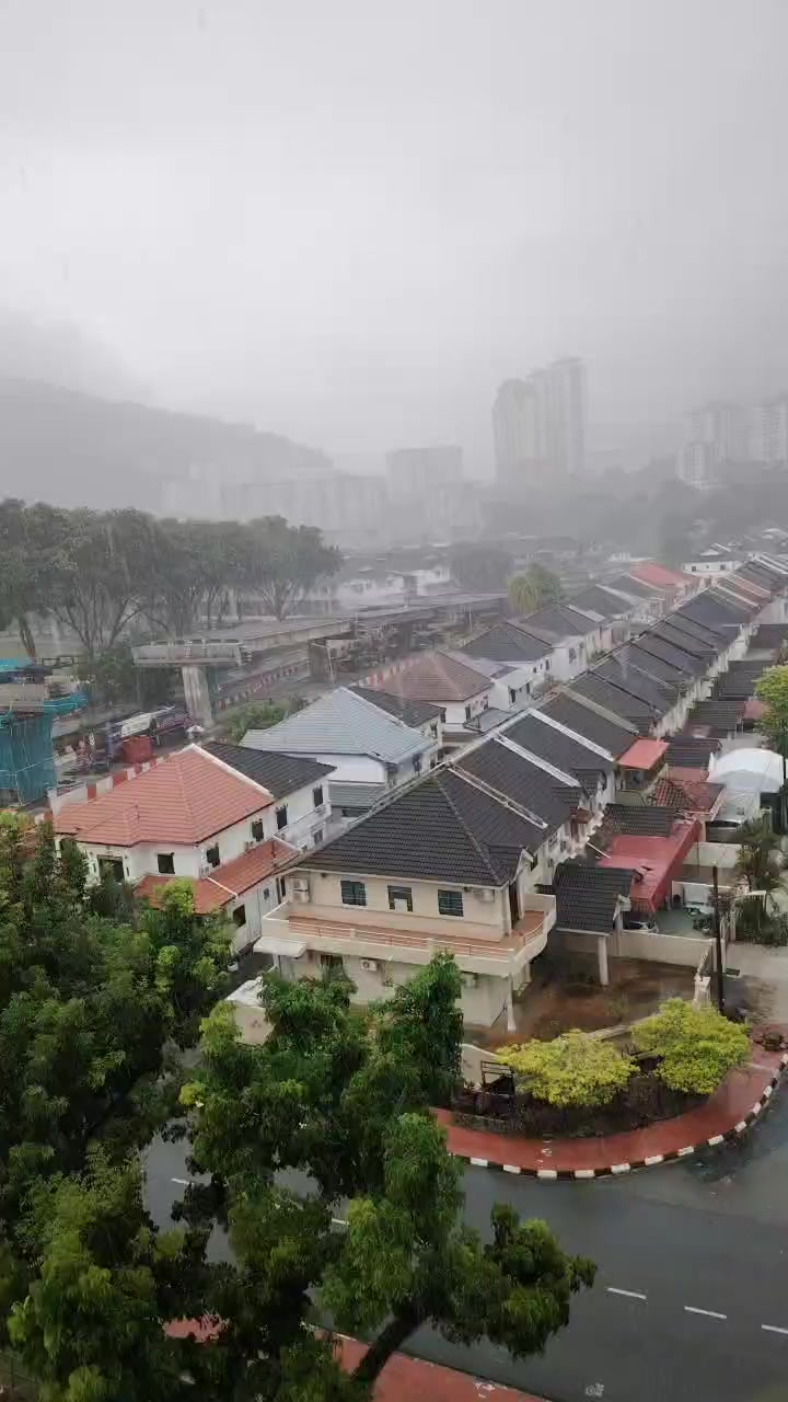 ＃长命雨🌧️ ＃雨都没有停呢🌧️ ＃再下下去会淹水吗💦 ＃下雨出门特别麻烦 | Jenny See | Facebook