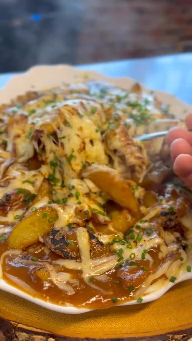 How to make French Onion Soup Poutine 🧅🍟 Smoked raclette, Gruyère Swiss ...