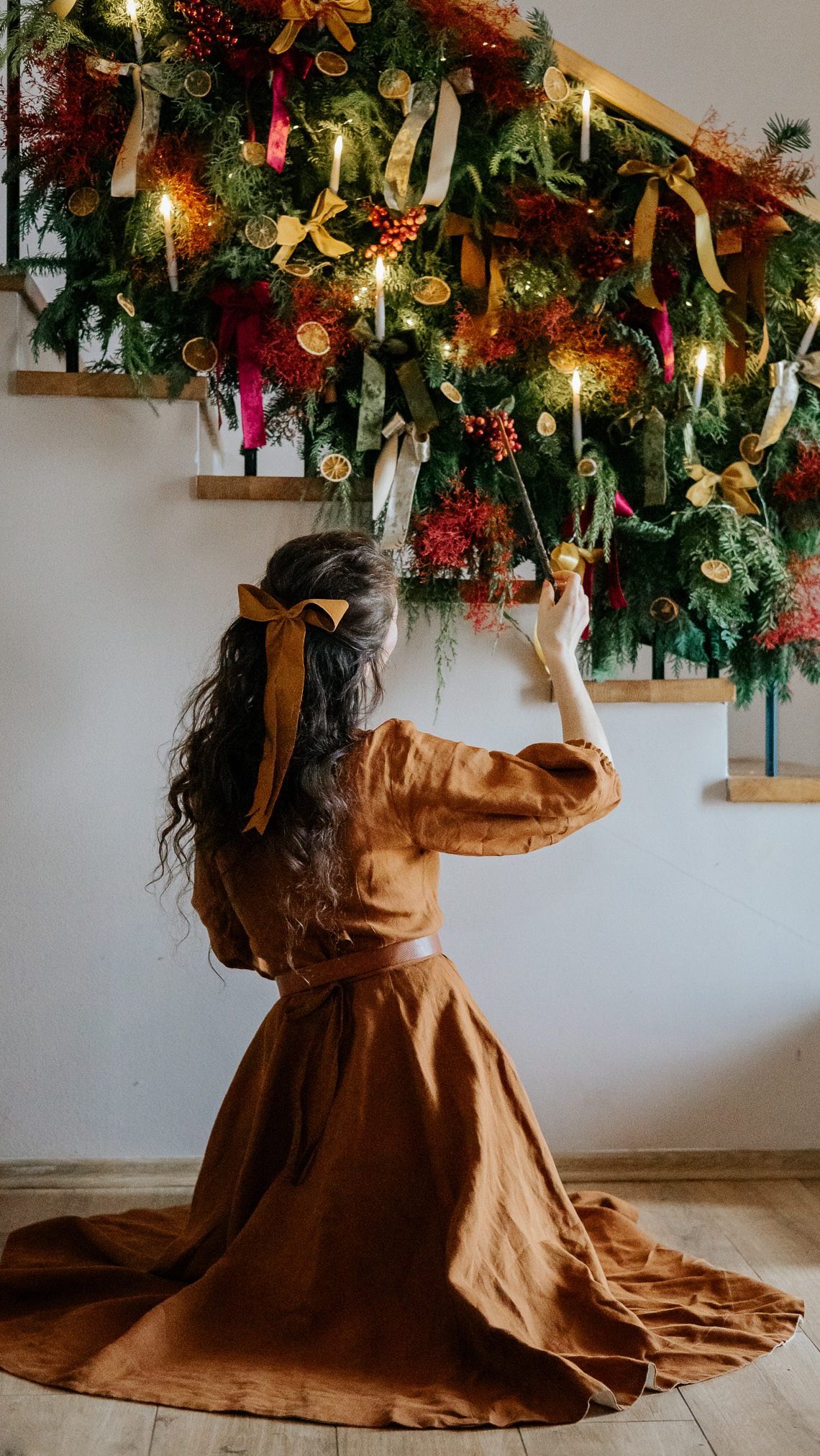 Sometimes the smallest moments at home feel like little celebrations on their own.✨ Watching @luluartflower wander around her space in our linen dress makes us wonder, when do you start decorating 