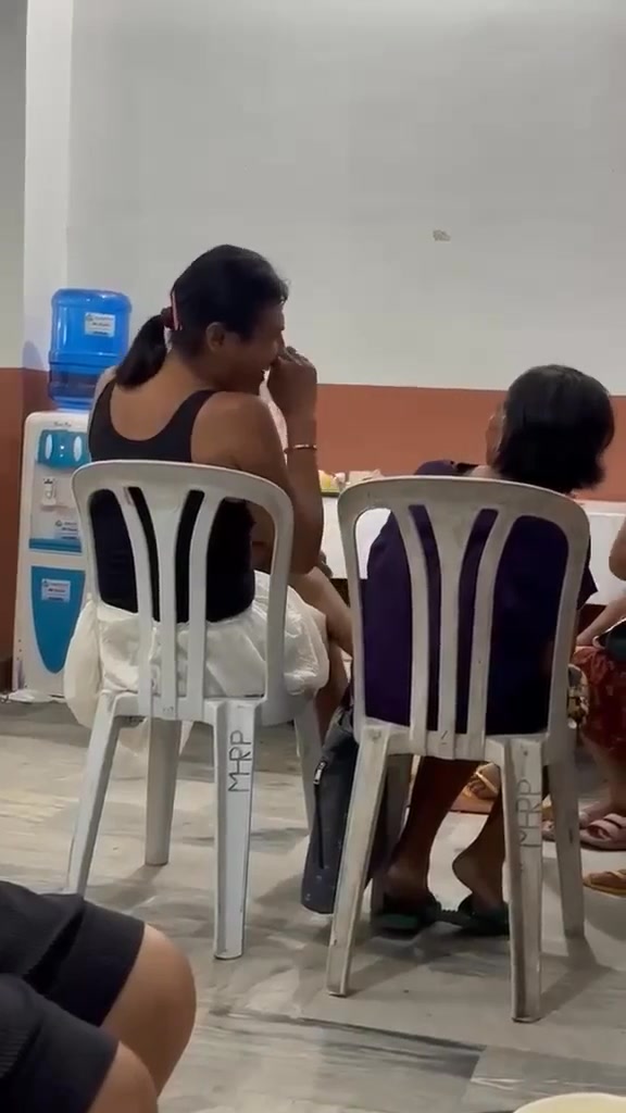 Ano kaya sinasabi ni mareng erika sa kalapit niya? siguro sinasabi niya ...