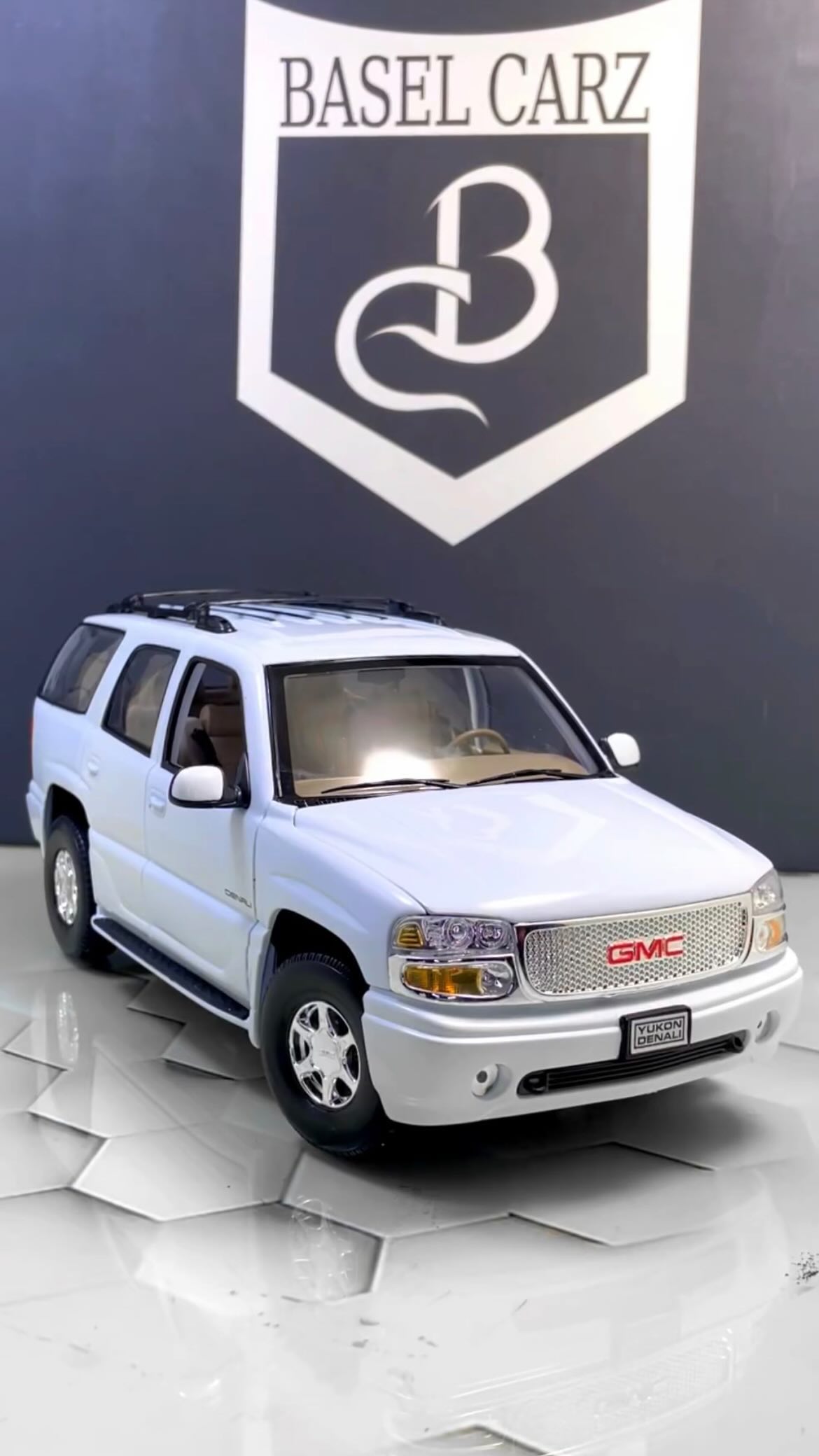 2001 GMC Yukon Denali White 1/18 Diecast Model Car by Welly