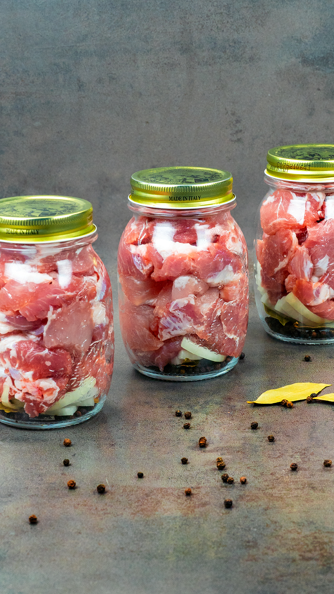 Dieses Rezept für Fleisch im Glas hat alle Rekorde gebrochen!, Zutaten:, schwarze Pfefferkörner: 15 g, Lorbeerblätter: 6 St, Zwiebel: 2 St, Schweinenacken: 2 kg, Salz: 10 g, Wasser: 3 l, BEI MITTLERER