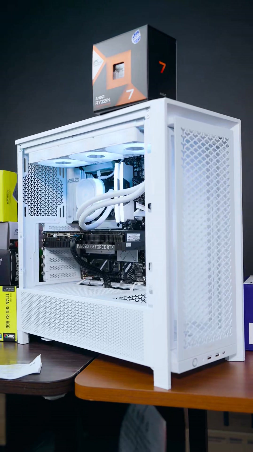 งบ 78,690.-* เน้นความขาวเป็นหลัก 👍 . สเปคภายใน RTX 5070 Ti + RYZEN 7 ...