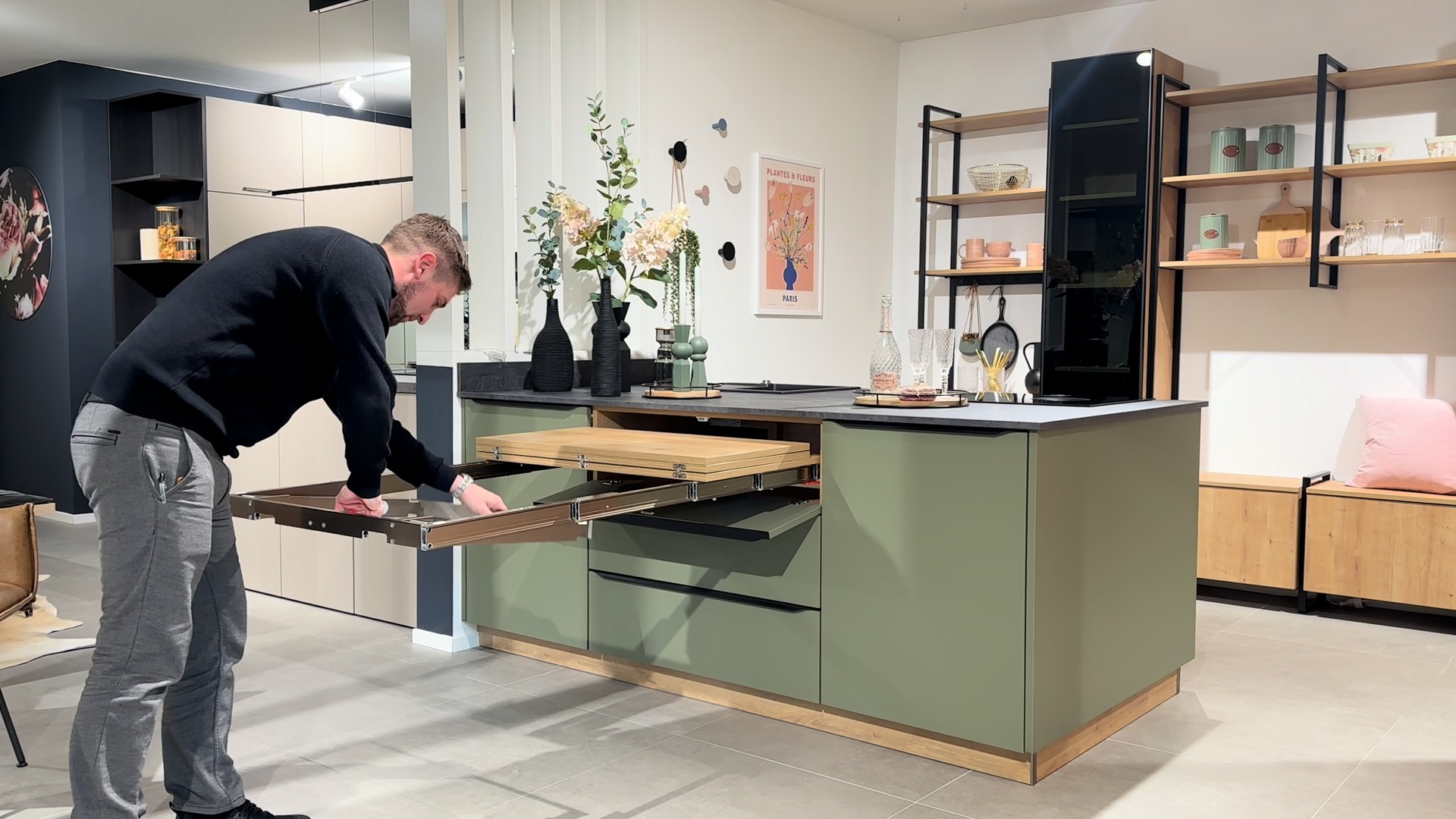 Mehr Platz, wenn Sie ihn brauchen., Ein in die Küche integrierter Ausziehtisch bringt maximale Flexibilität – ganz ohne Aufwand. Mit wenigen Handgriffen wird aus der Küchenzeile ein großzügiger