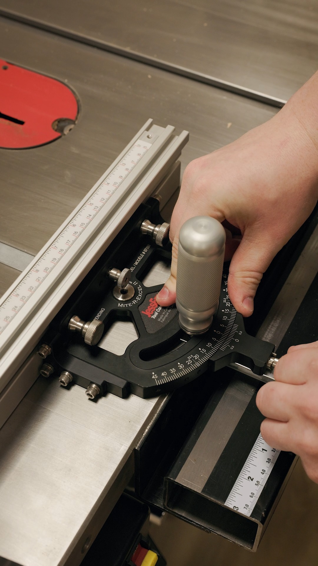 This has some of the BEST features you will ever find in a Miter Gauge ...