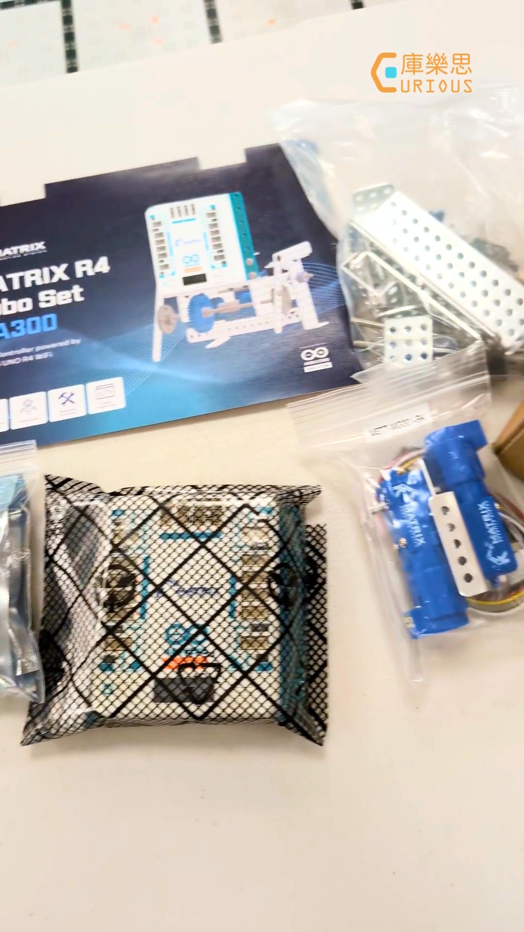 🎥 開箱 Matrix R4 主機 今天帶大家一起來看看這台特別的主機！ 🔹 底層採用 Arduino 開發板 🔹 可以搭配 樂高結構零件 🔹 ...