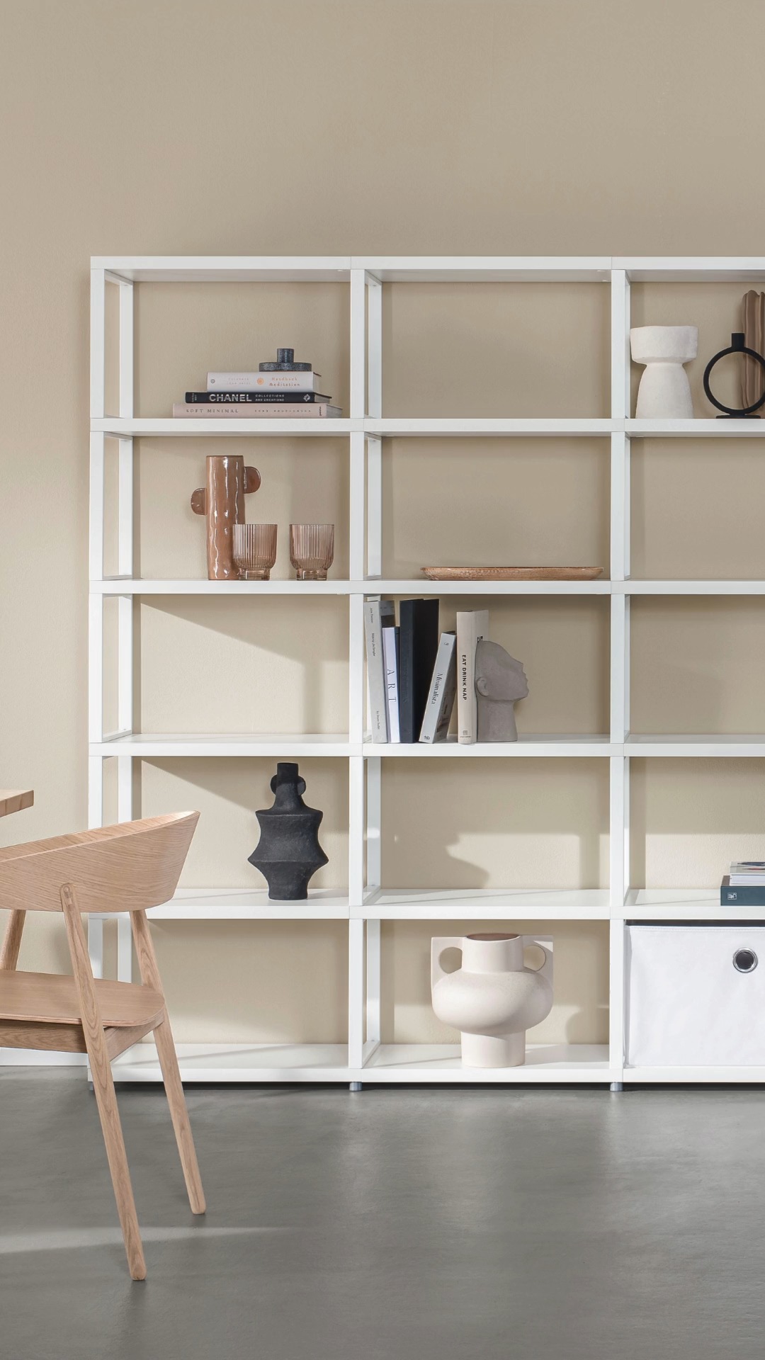 Luftig im Look. Stark im Alltag., Das offene Regal MAXX verbindet leichtes Design mit stabilen Rahmen aus Holz oder Stahl., Entdecke das modulare Regalsystem MAXX und plane es genau so, wie du es