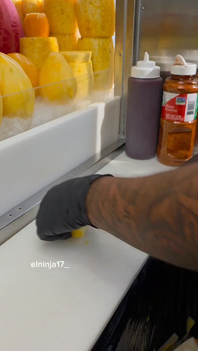 👮‍♂️🤝🥷 Algo épico está pasando… ¿qué crees que pasó después? #elfrutero ...