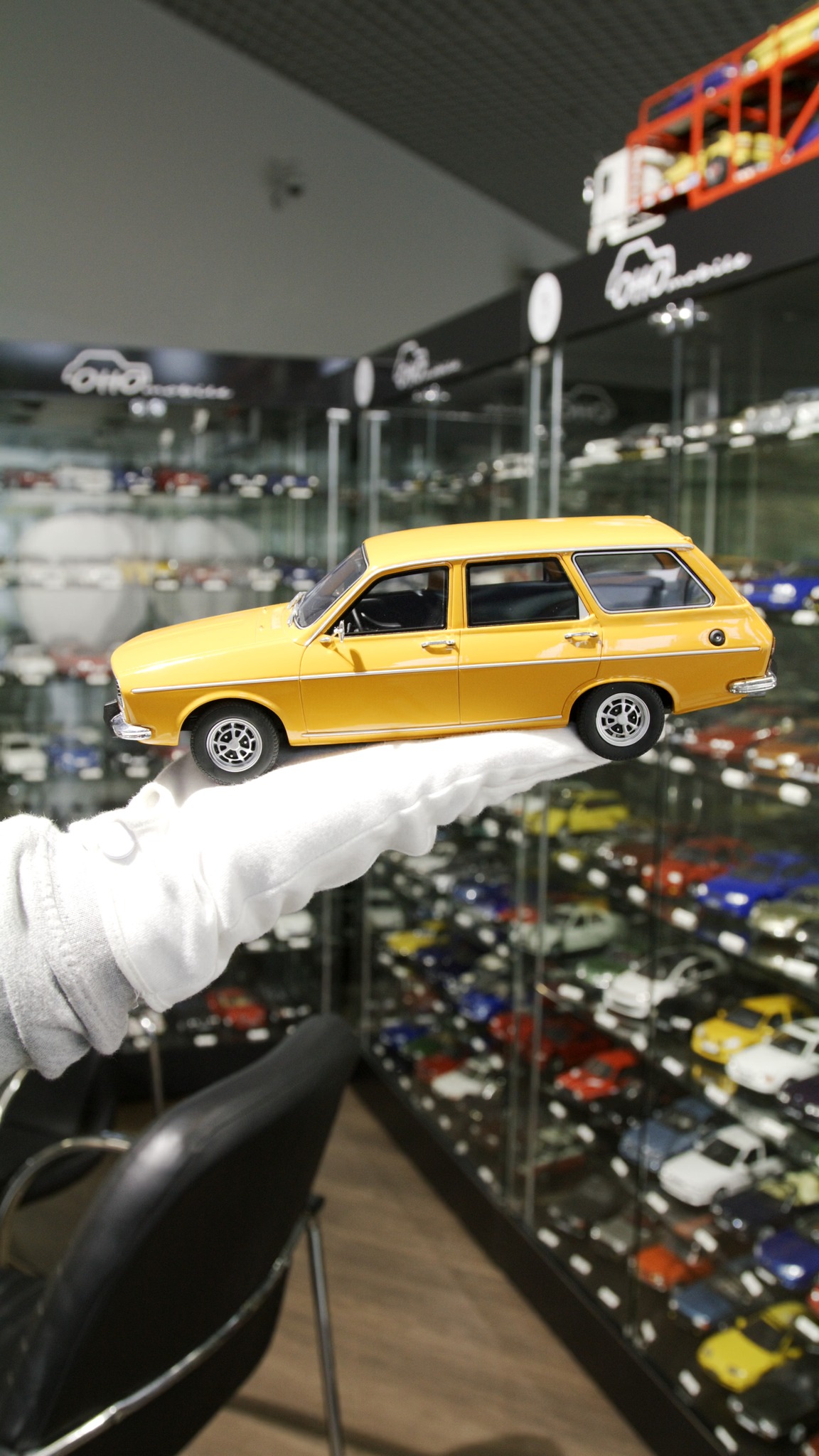 Renault 12 TS Break by Ottomobile 1/18 scale | AC Collection