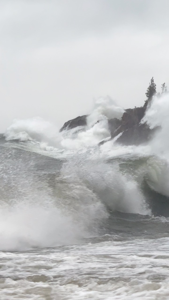 Massive Lake Superior waves pummel the shoreline of Tettegouche State ...