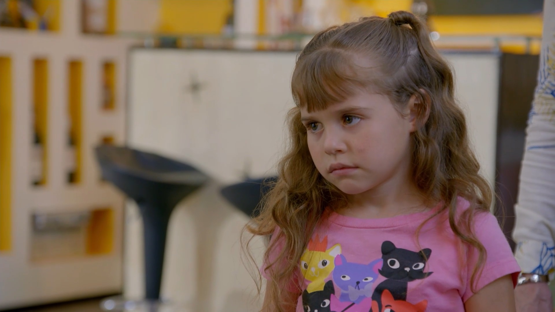 Melissa sigue sin mostrarle afecto a su nueva hermanita a pesar de que ...